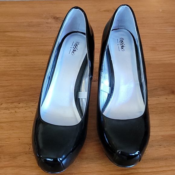Classic Black Patent Pumps - Picture 3 of 7